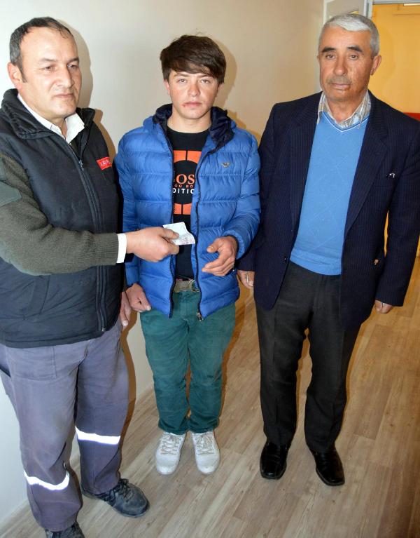 Belediye temizlik işçisi bulduğu parayı sahibine teslim etti