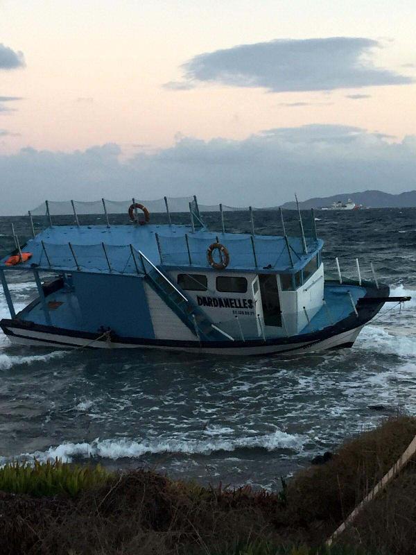 Ahşap tekne lodosta karaya oturdu