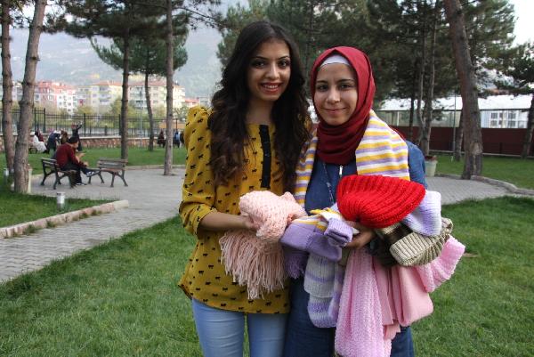 Bitlis'teki köy çocukları için atkı ve şapka ördüler