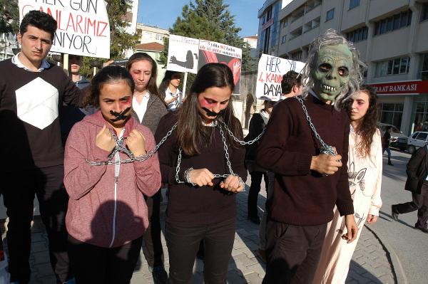 Öğrencilerden kadına şiddete protesto
