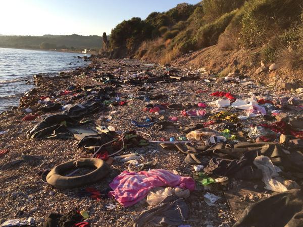 Ayvacık sahilleri kaçaklar yüzünden çöplüğe döndü