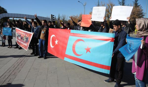 Gaziantep’te üniversiteliler Türkmenlere saldırıyı protesto etti