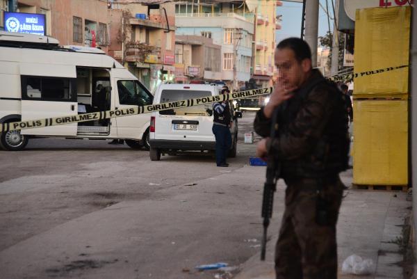 Adana'da polis merkezine teröristlerin bombalı araçlı saldırısı son anda önlendi