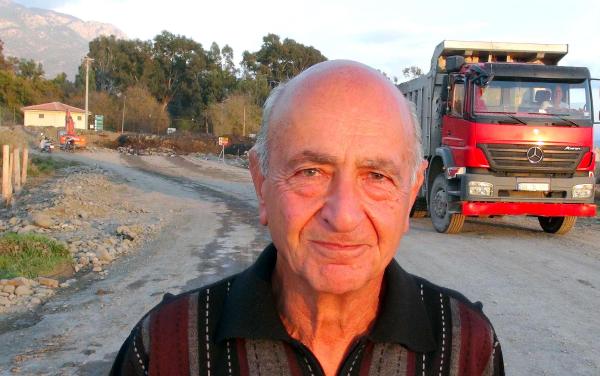 Köprü yıkıldı, ulaşım çileye dönüştü
