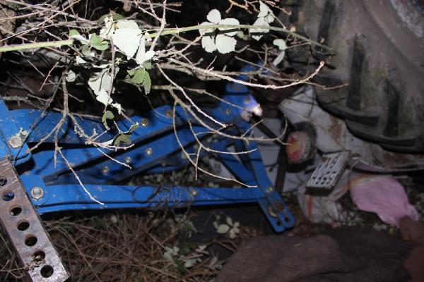 Traktör devrildi, sıkışan sürücü vinçle kurtarıldı
