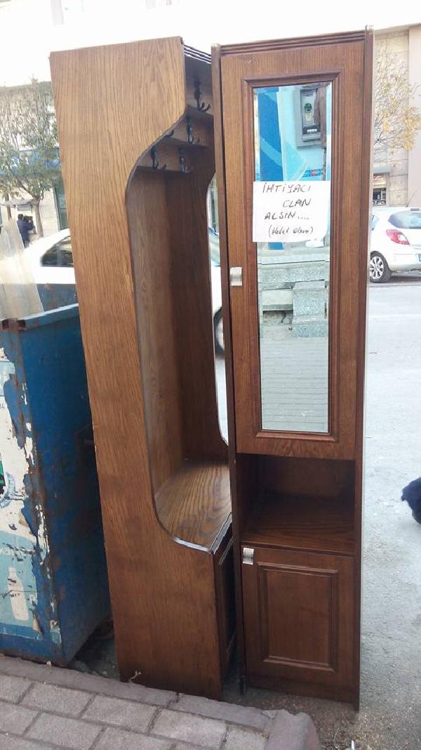 Portmantoyu 'ihtiyacı olan alsın' yazıp, sokağa bıraktı