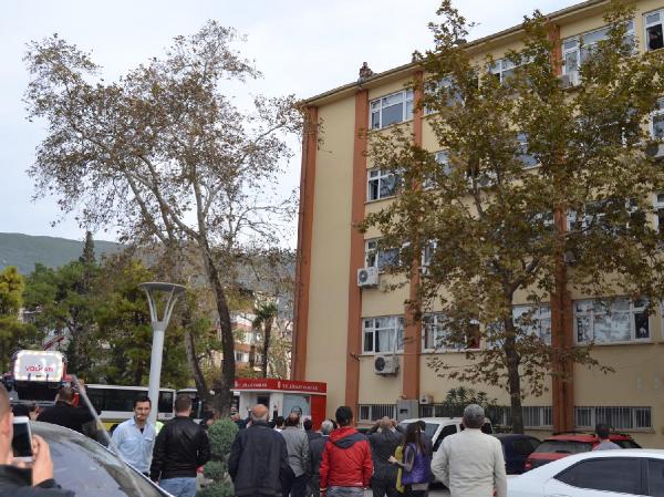 Yardım alamadığını öne sürerek Kaymakamlık çatısına çıktı