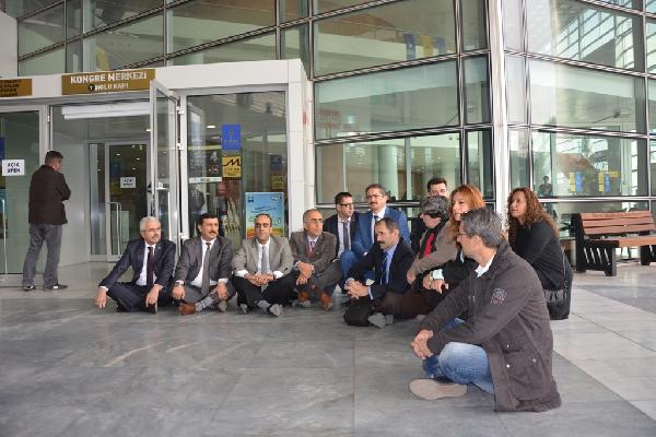 Bursa'da Öğretmenler Günü kutlamasına alınmayan öğretmenler oturma eylemi yaptı