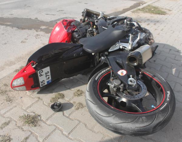 Motosiklet, traktöre arkadan çarptı: 1 ölü