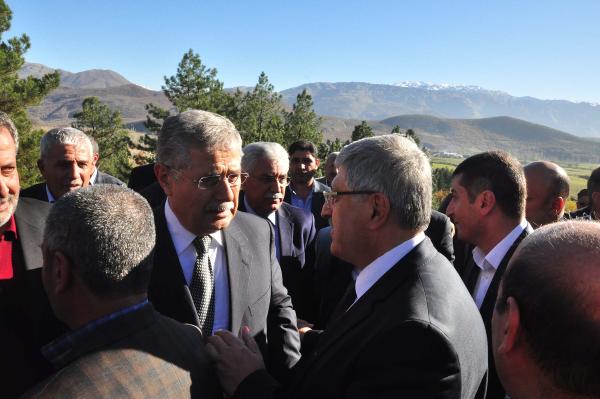 Eski bakan Kamran İnan Bitlis’te toprağa verildi