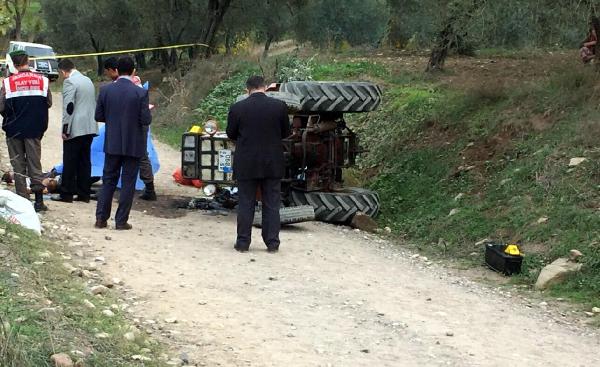 Devrilen traktörün altında can verdiler