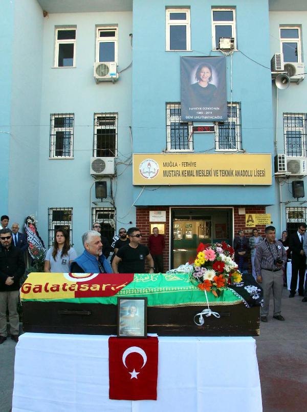 Kalp krizinden ölen Hayriye öğretmen gözyaşlarıyla toprağa verildi