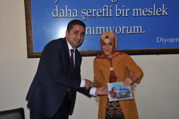 Hakkari'de velilerden öğretmenlere pastalı kutlama