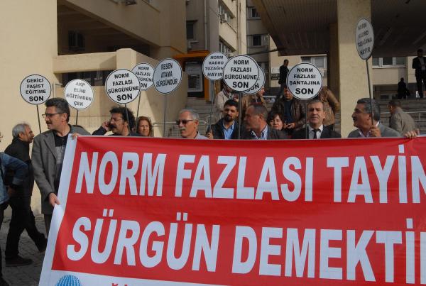 İzmir'de öğretmenlerden 'pembe tablo' tepkisi