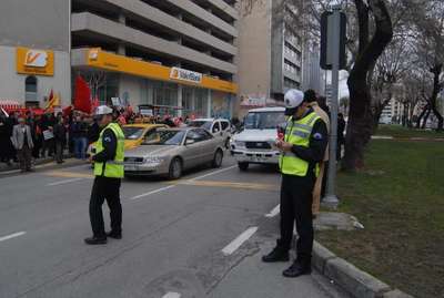 İzmir'deki yasadışı dinleme operasyonunda gözaltındaki 17 kişinin ifadesi alınıyor (3)