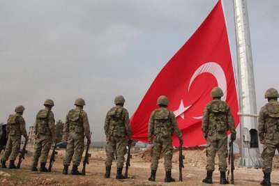 Kobani sınırına dev Türk bayrağı asıldı