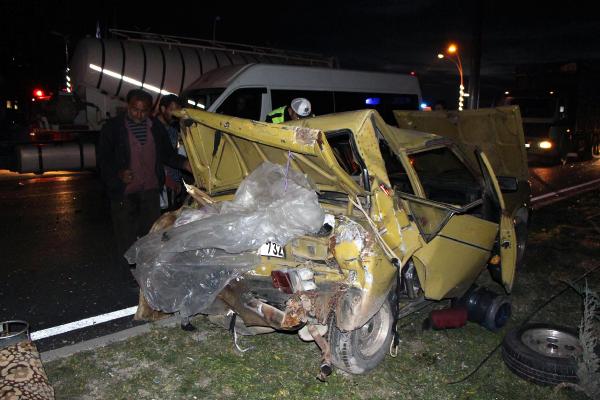 Tankerin çarptığı otomobildeki 6 Suriyeli yaralandı