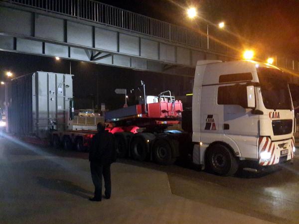 78 tekerlekli araç üst geçide takıldı