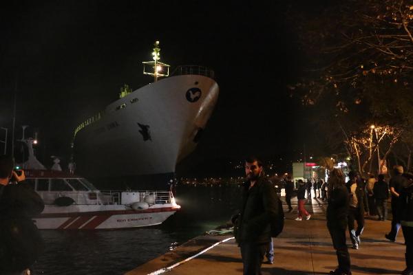 Sarıyer'de kuru yük gemisi karaya oturdu (1)