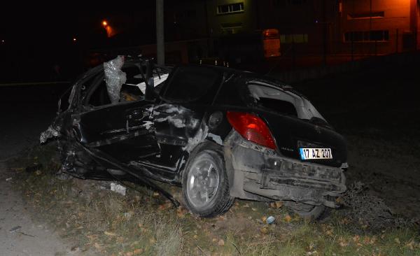 Otomobil bahçe duvarına çarptı: 1 ölü, 1 yaralı