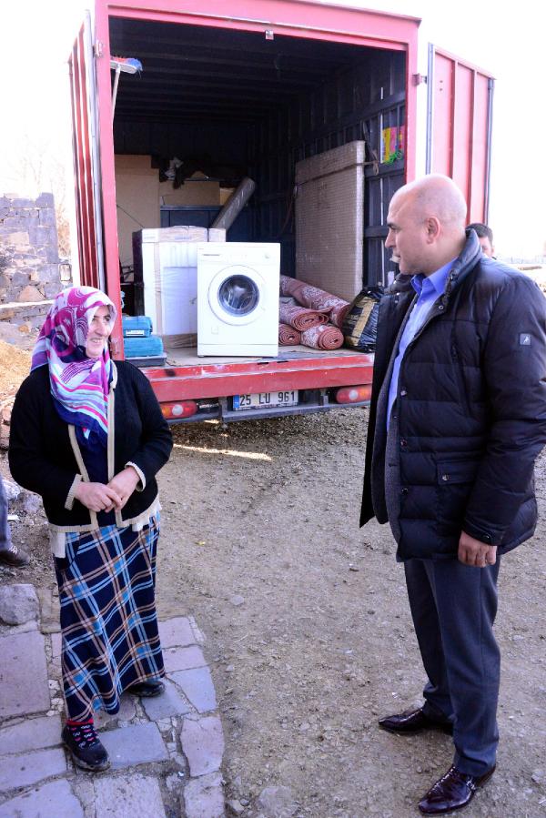 Eşyaları yanan iki kız kardeşi başkan sevindirdi