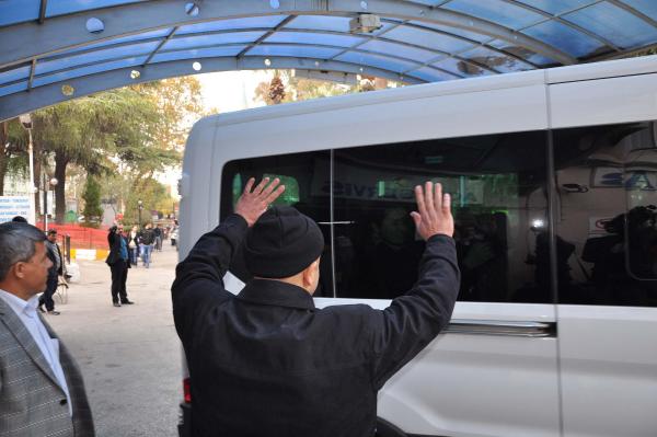 Manisa'da 'paralel yapı' şüphelileri sağlık kontrolüne götürüldü