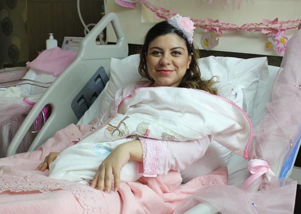 Türkiye'nin ilk tüp bebeği anne oldu