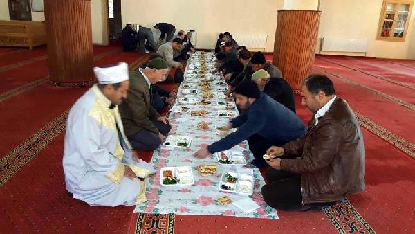 Sabah namazına katılanlara camide kahvaltı