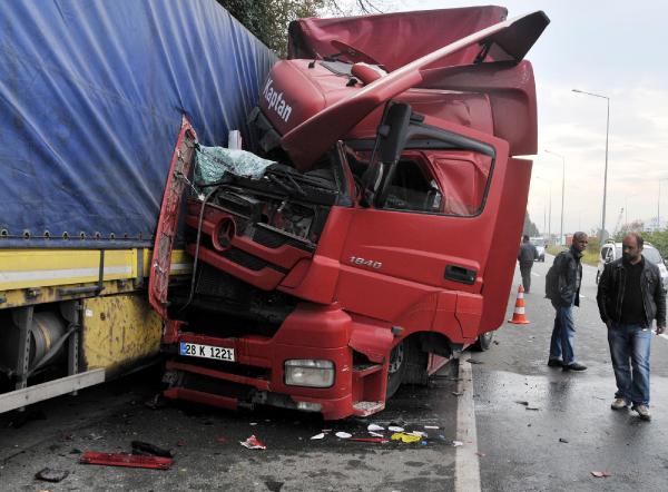 TIR, park halindeki 3 TIR’a çarptı: 2 yaralı