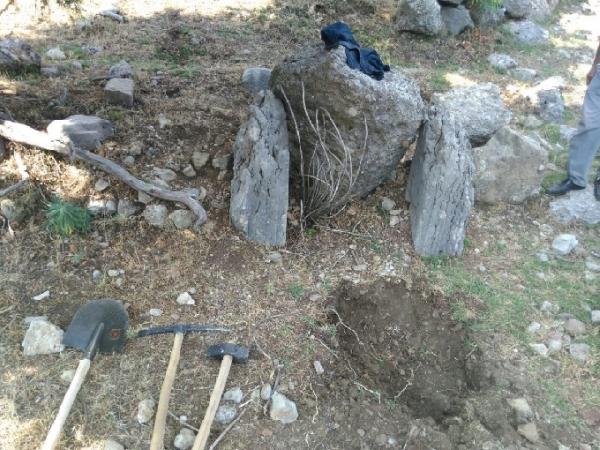 İş makinesiyle define arayan 5 kişi yakalandı