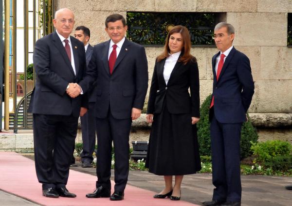 Başbakan Davutoğlu, TBMM Başkanı Kahraman'ı ziyaret etti