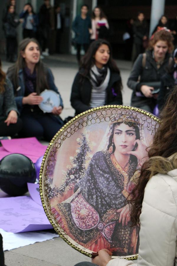 Üniversitelilerden tefli, 'kadına şiddet' protestosu