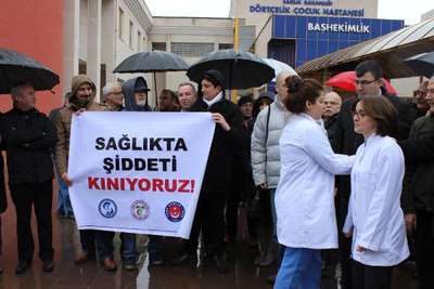 Bursa'da, saldırıYa uğrayan doktora meslektaşlarından destek