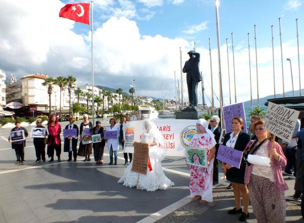 Kadına şiddete kostümlü protesto