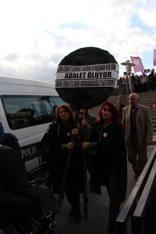 Adliye önünde kadın cinayetlerinde "indirim" protestosu