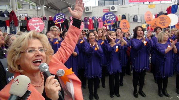 Kadınlar, pazar yerinde 'Kadına Şiddet Olmasın Marşı'nı seslendirdi