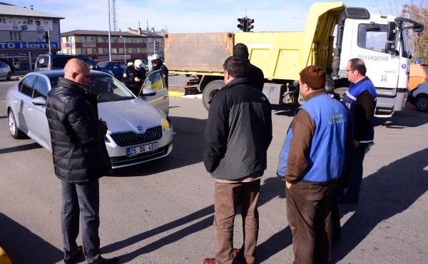 Başkan'ın içinde bulunduğu makam aracına belediyenin kamyonu çarptı