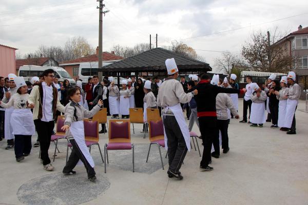 Aşçılık lisesi öğrencileri, engelli öğrencilerle arkadaş oldu