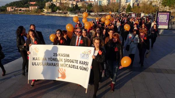 Kadına şiddete dikkat çekmek için turuncu balonlarla yürüdüler