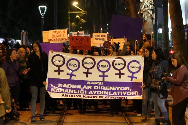 Antalya’da kadınlar meşaleleriyle sokağa çıktı