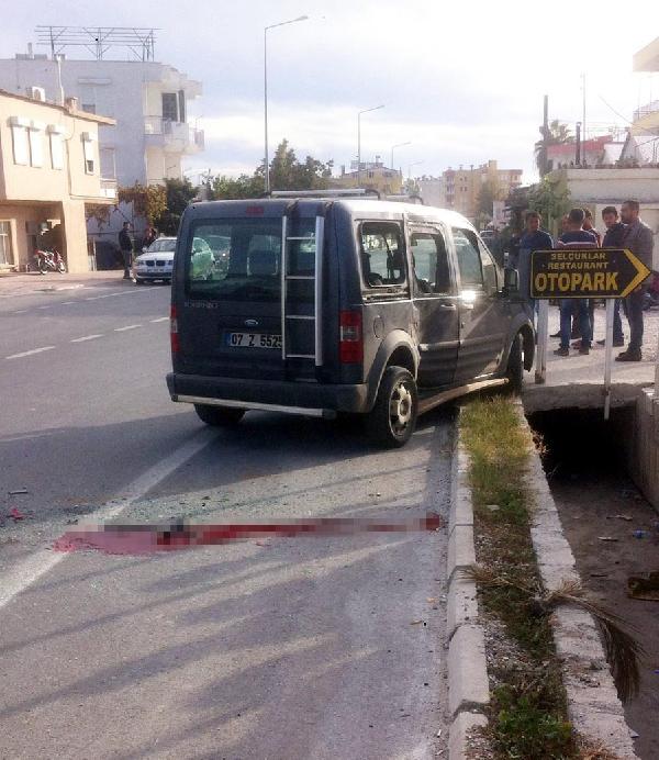 Kasksız motosikletli kazada yaşamını yitirdi