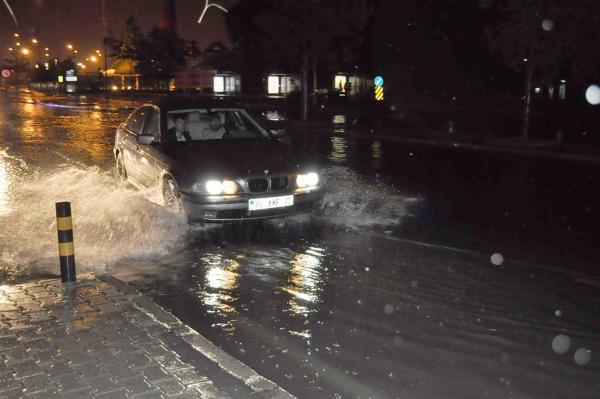 İzmir'de sağanak yağmur etkili oldu