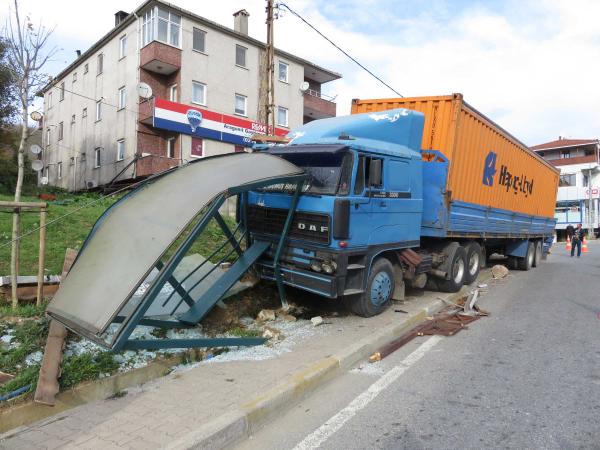 Bu kez bir TIR otobüs durağına daldı