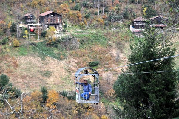 Amaç doğayı korumak: Rizeli 500 metrelik teleferikle evine ulaşıyor