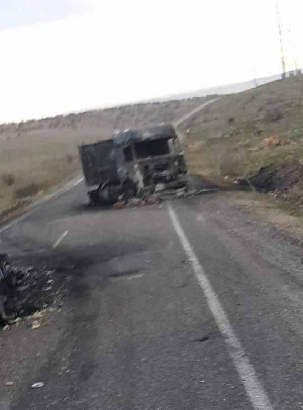 İdil-Midyat yolunu kesen PKK'lılar TIR yaktı