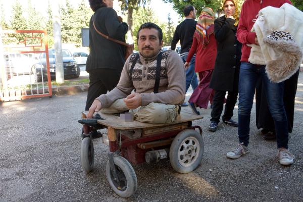 Akülü arabasını kendisi yaptı