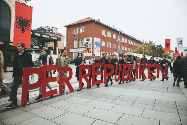 Kosova’da muhalefetinden “Cumhuriyet” pankartlı gösteri