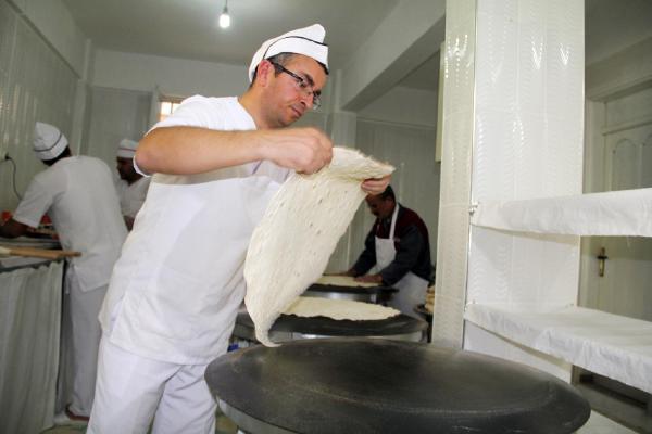 Şanlıurfalı 5 erkek, mesai bitimi sac ekmek yapıp satıyor