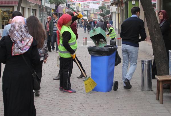 Altınordu’nun işlek caddelerinde temizliğe kadın eli değdi