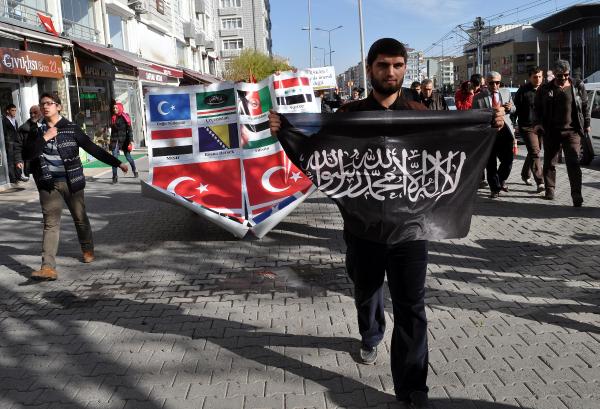 ‘Kardeşine sahip çık’ yürüyüşüne 20 kişi katıldı